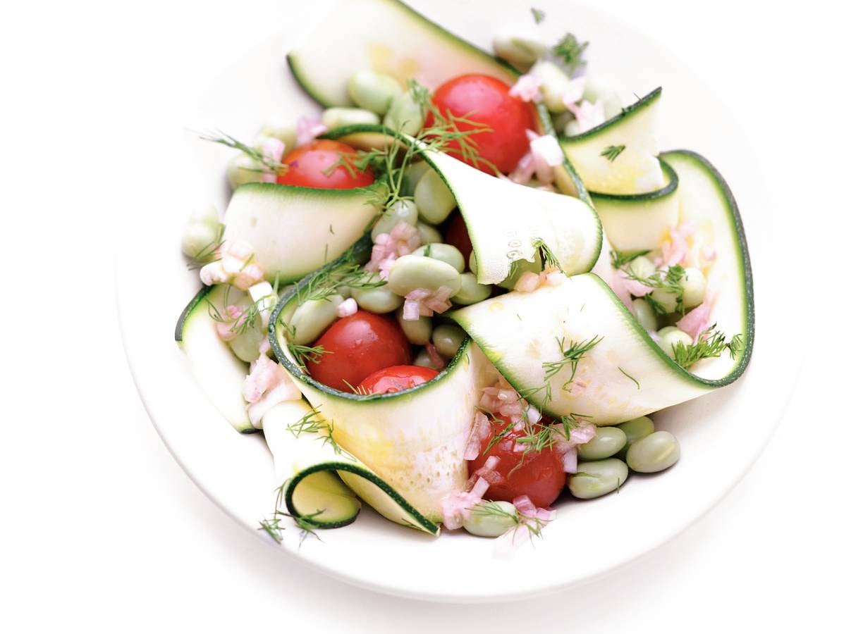 Gegrilde courgettesalade met tuinbonen