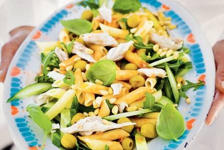 Salade van pasta en makreel