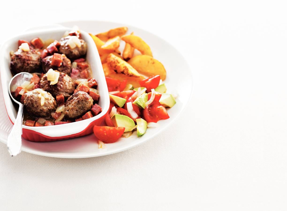 Runderballetjes met tomatensalade