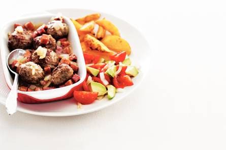 Runderballetjes met tomatensalade