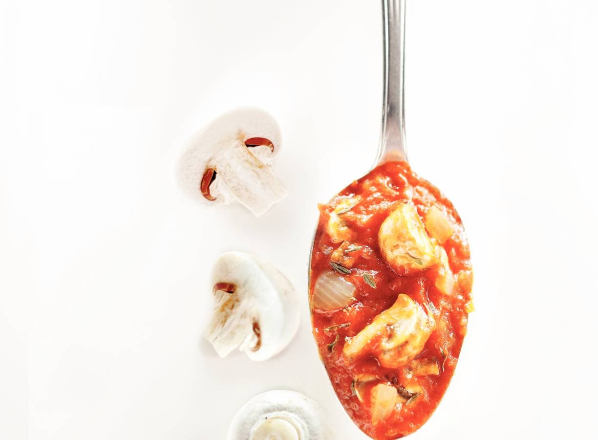 Tomaten-champignonsaus