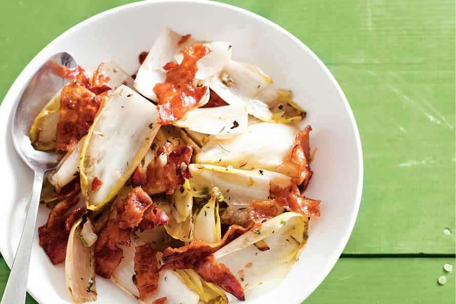 gebakken witlof met ui & spek - recept - allerhande - albert heijn