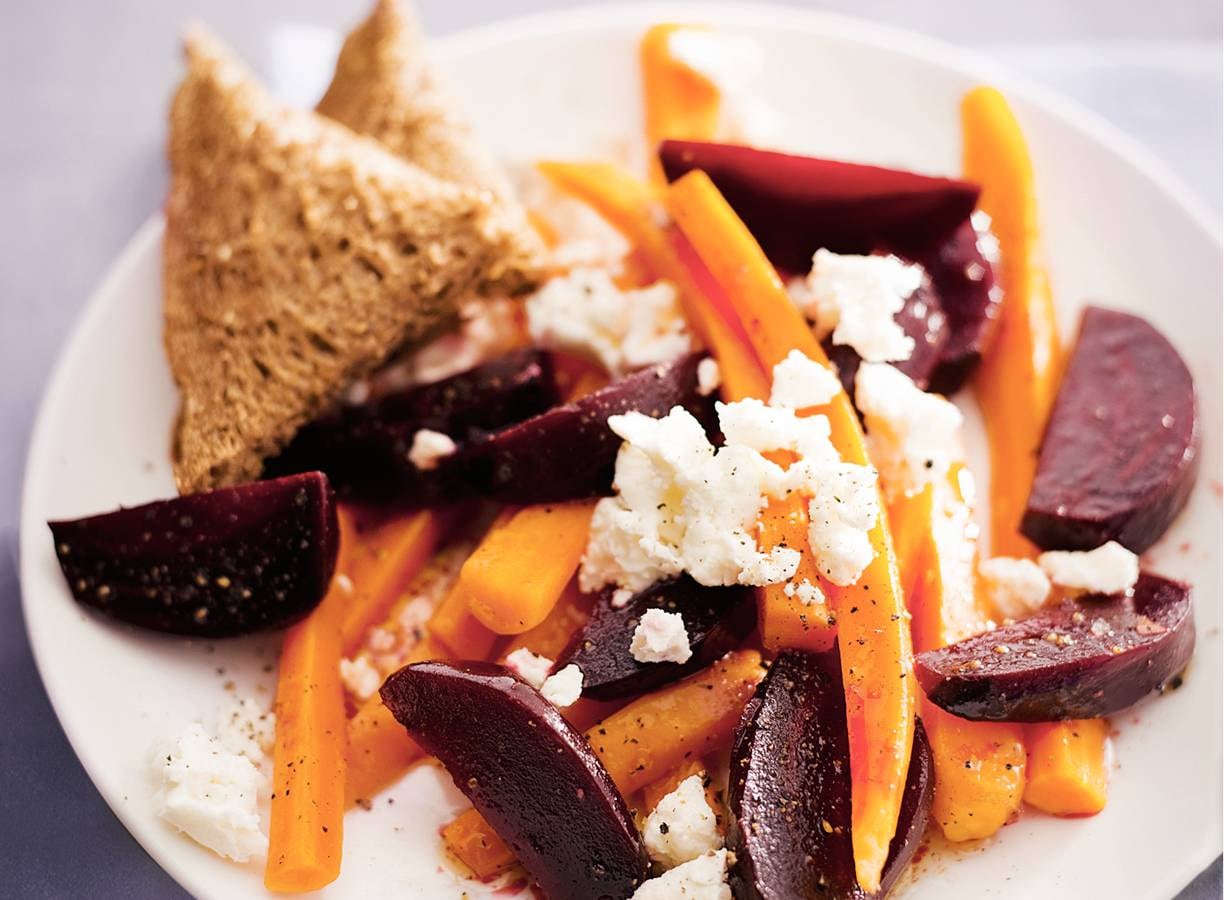 Salade van bieten, wortel en kaas