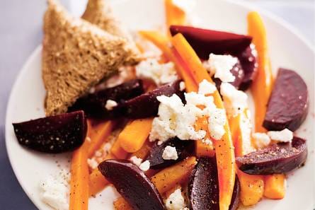 Salade van bieten, wortel en kaas