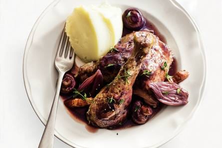 Coq au vin met een hele kip