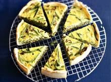 Of je hem nu maakt voor een high-tea, een parkpicknick of zomaar, deze quiche hoort er gewoon bij!