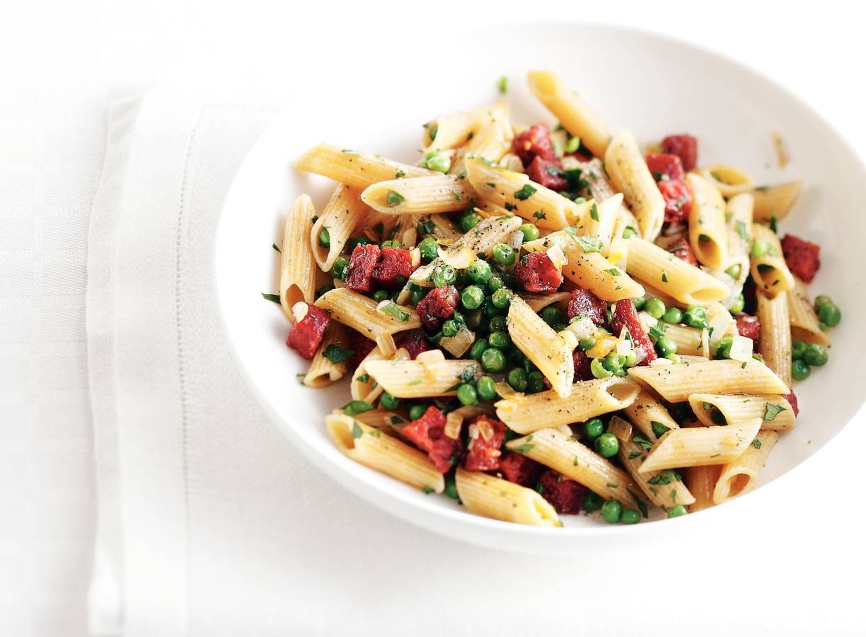 Volkoren penne met chorizo en tuinerwten
