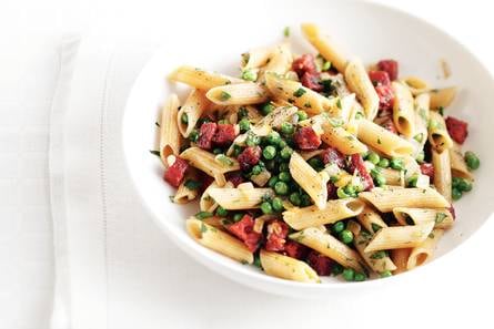 Volkoren penne met chorizo en tuinerwten