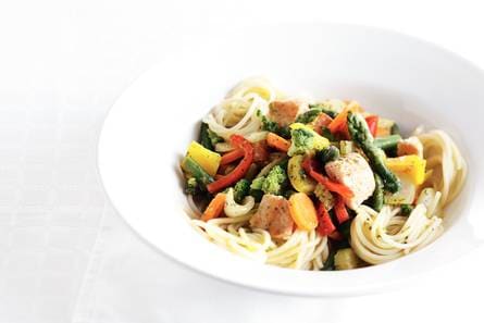 Gewokte zalm met groente en spaghetti