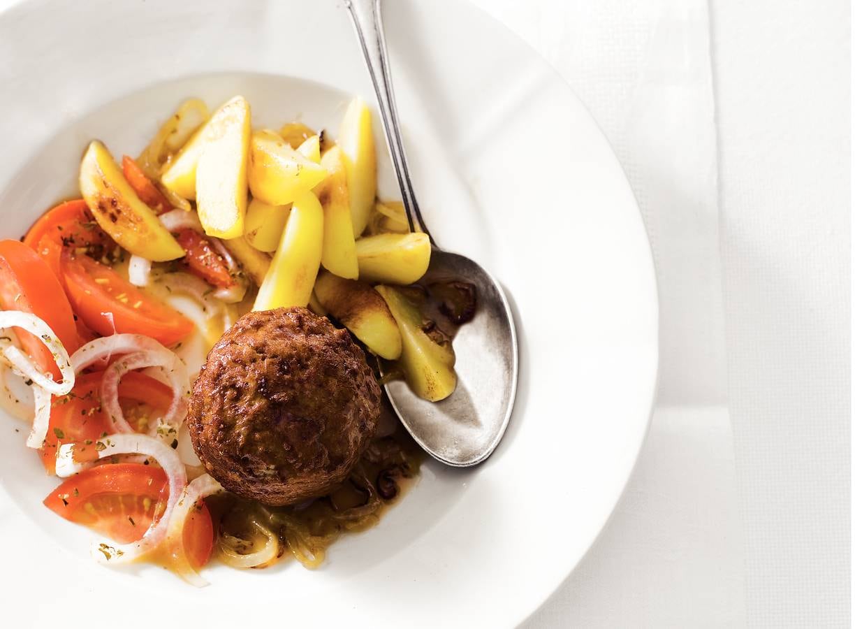 Bistro-gehaktbal & tomatensalade
