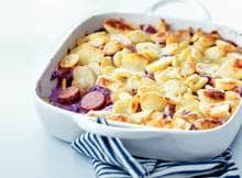 Appels met peren gaan prima samen in deze ovenschotel met rookworst en aardappelgratin.