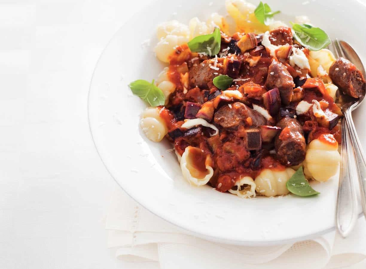 Pasta met tomatensaus en worstjes