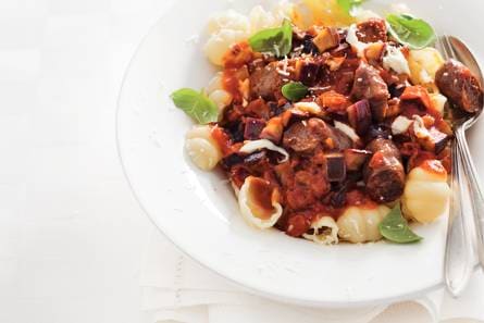 Pasta met tomatensaus en worstjes