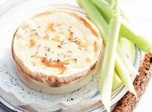 Snijd een deel van de korst weg: voilà: een mini-kaasfondue. 
