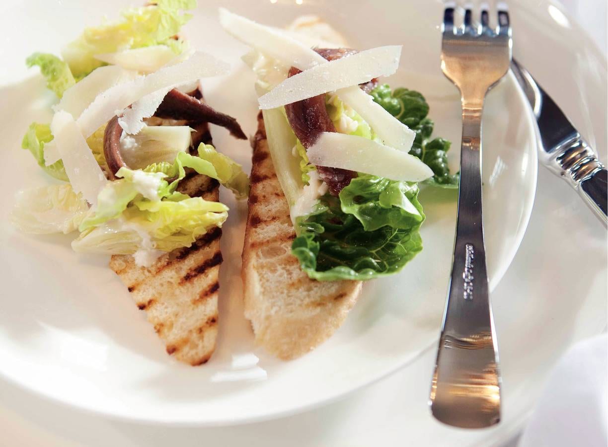 Frisse caesarsalade op toast