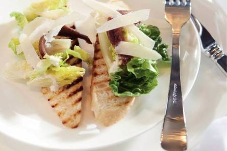Frisse caesarsalade op toast