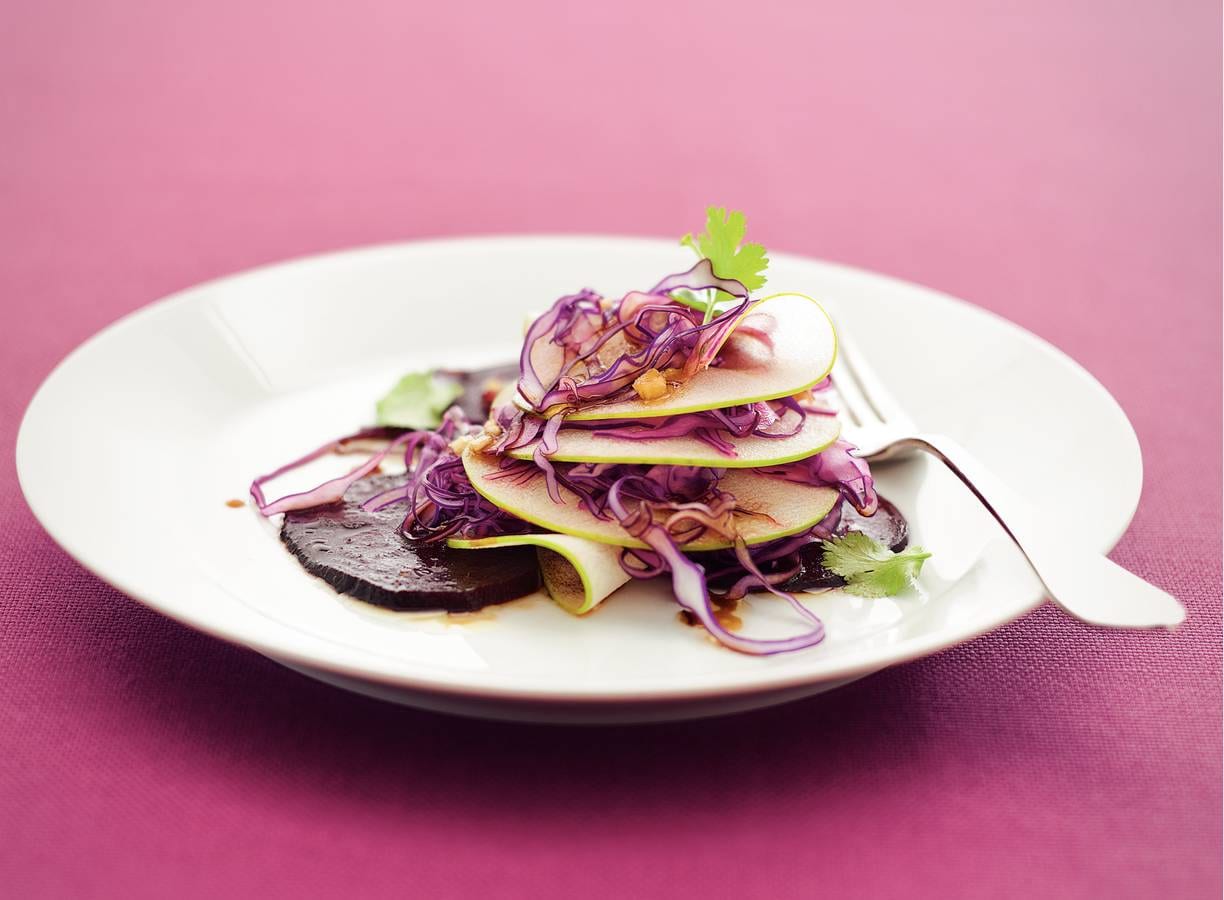 Rodekoolsalade met biet en appel