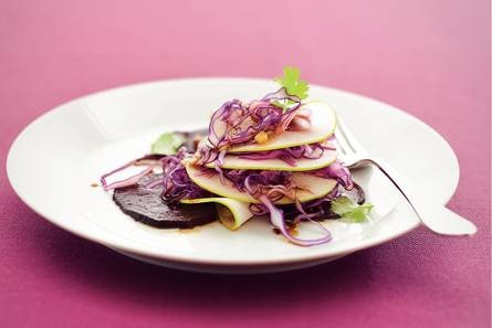 Rodekoolsalade met biet en appel