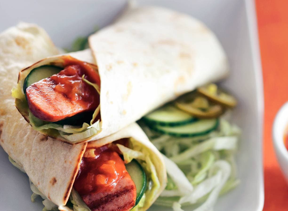 Wrap met gegrilde rookworst
