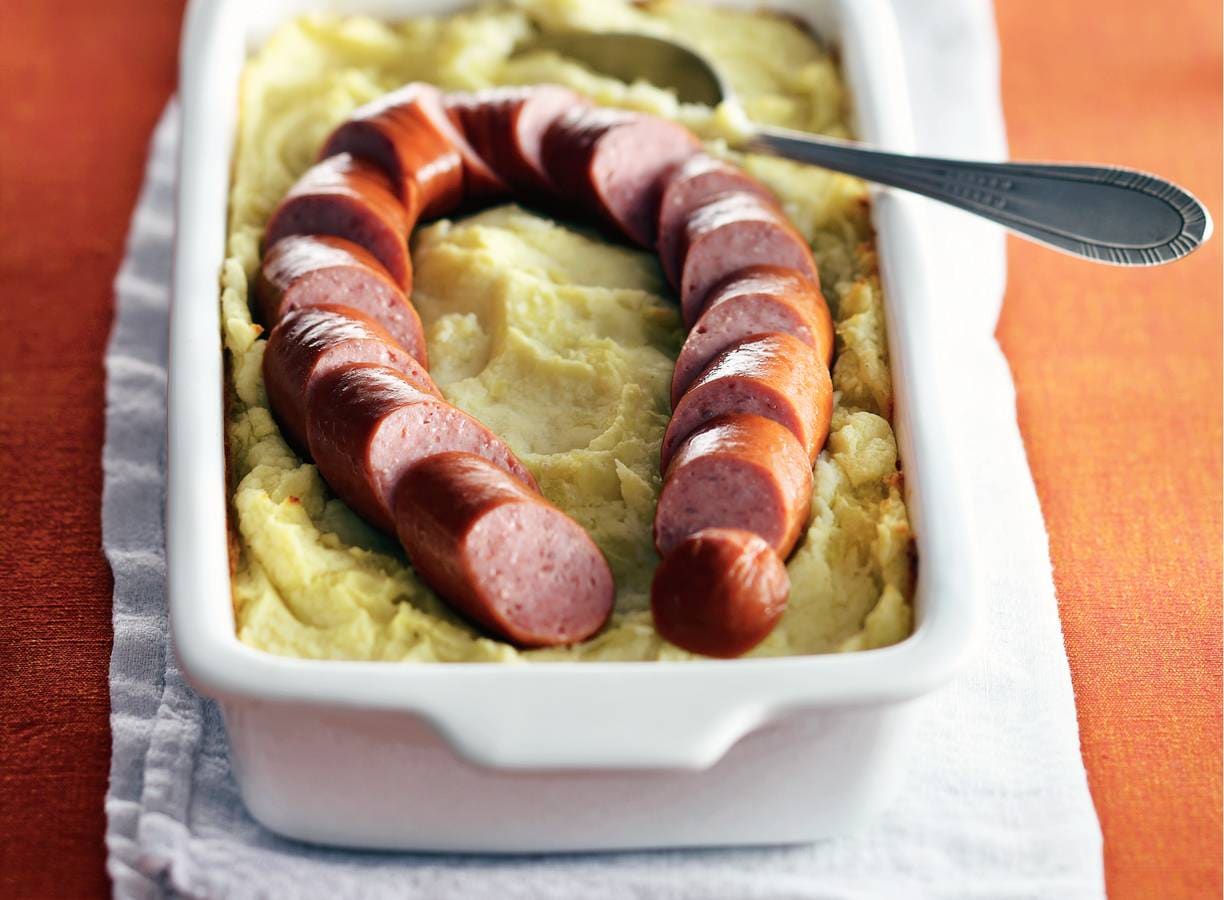 Zuurkoolschotel met rookworst maken