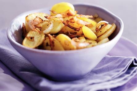 Aardappelschijfjes met bacon en ui
