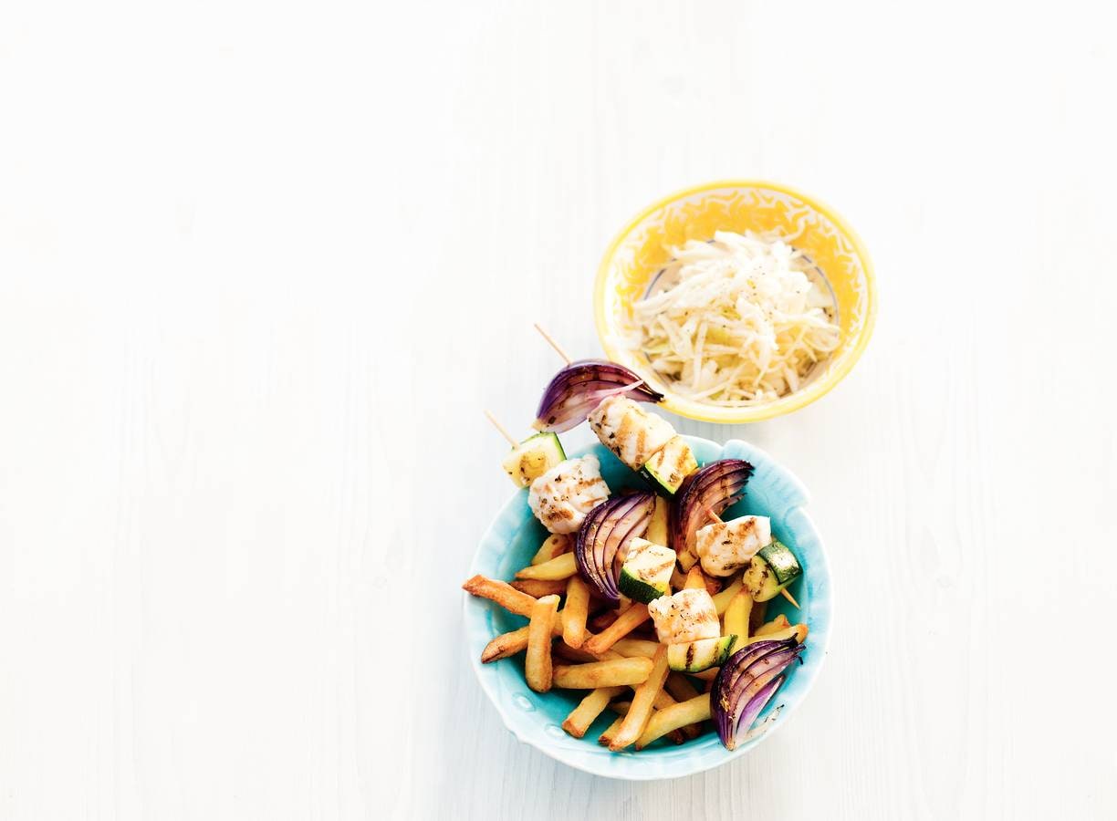 Vissouvlaki, frites & koolsalade