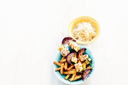 Vissouvlaki, frites & koolsalade