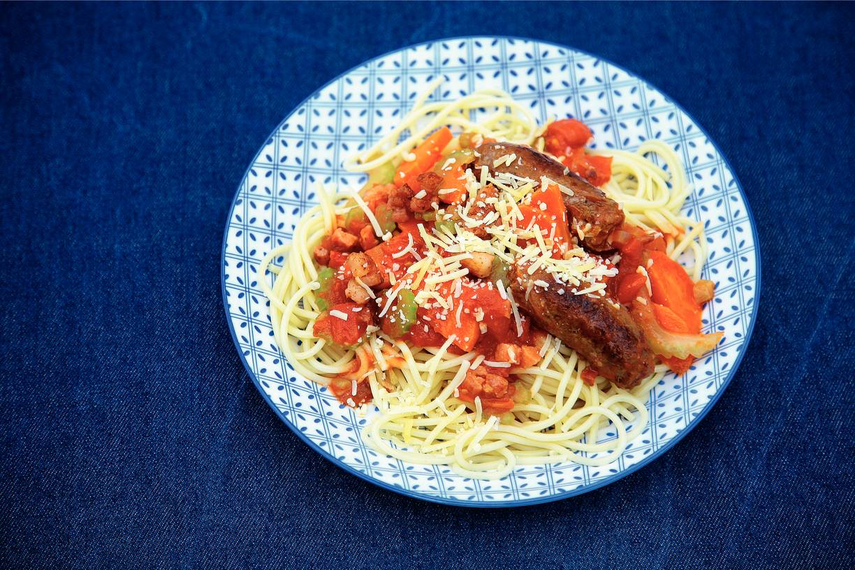 Spaghetti met tomatensaus en worstjes