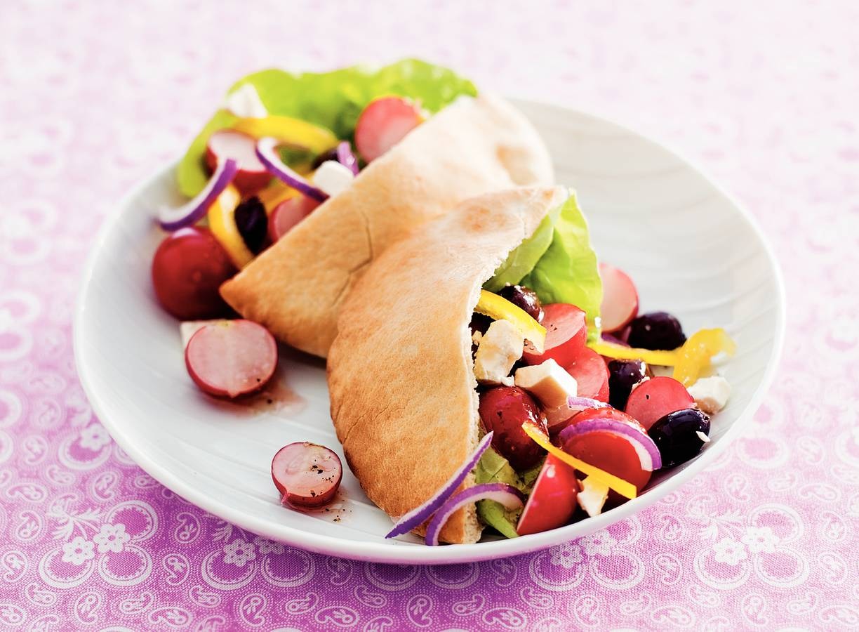 Griekse salade met radijs en paprika
