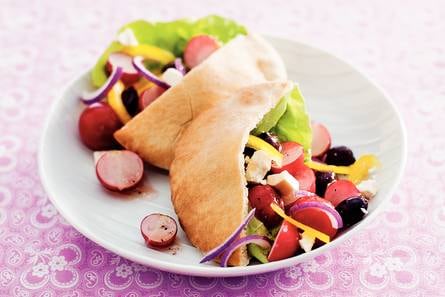 Griekse salade met radijs en paprika