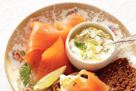 Zalm op toast met citroenroom