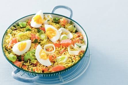 Kruidige rijst met zalm en ei