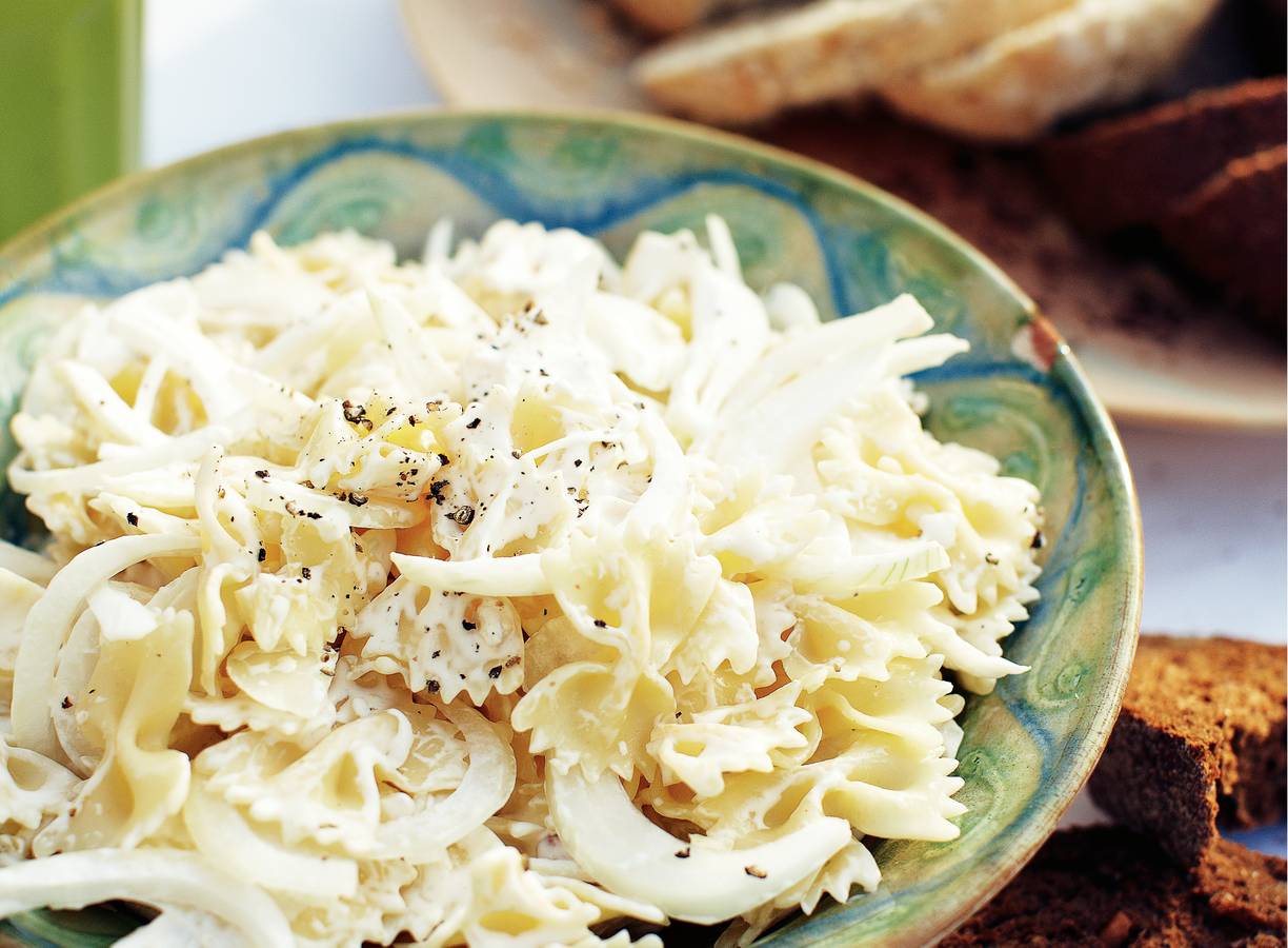 Witte pastasalade met gepofte knoflook