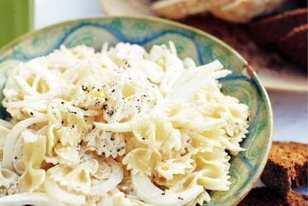 Witte pastasalade met gepofte knoflook