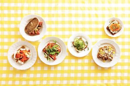 Bruine boterham met mozzarella & aardbeien
