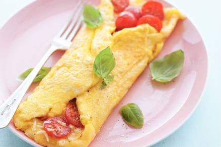 Omelet met tomaat en kaas