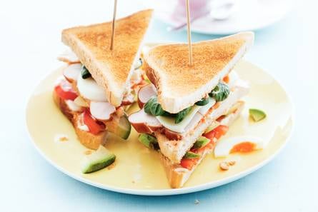 Clubsandwich met ei, kip & avocado