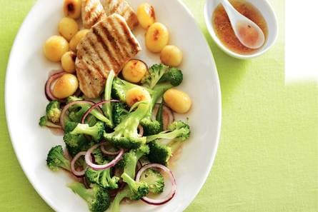 Broccolisalade met krieltjes & gegrilde kip