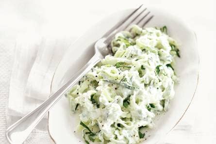 Komkommer met mascarpone, knoflook en munt