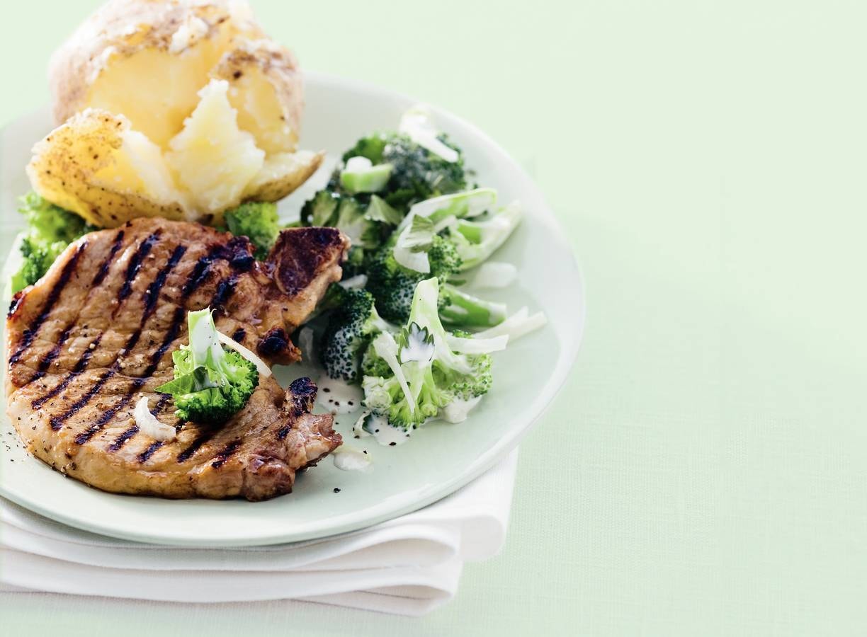 Gegrilde karbonade met broccolisalade