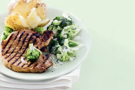 Gegrilde karbonade met broccolisalade
