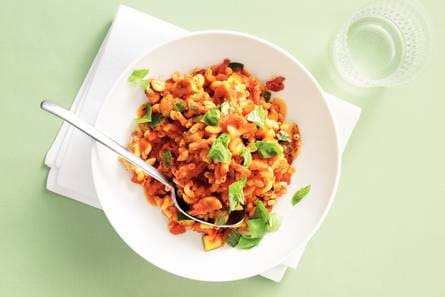 Macaroni met spekjes en courgette