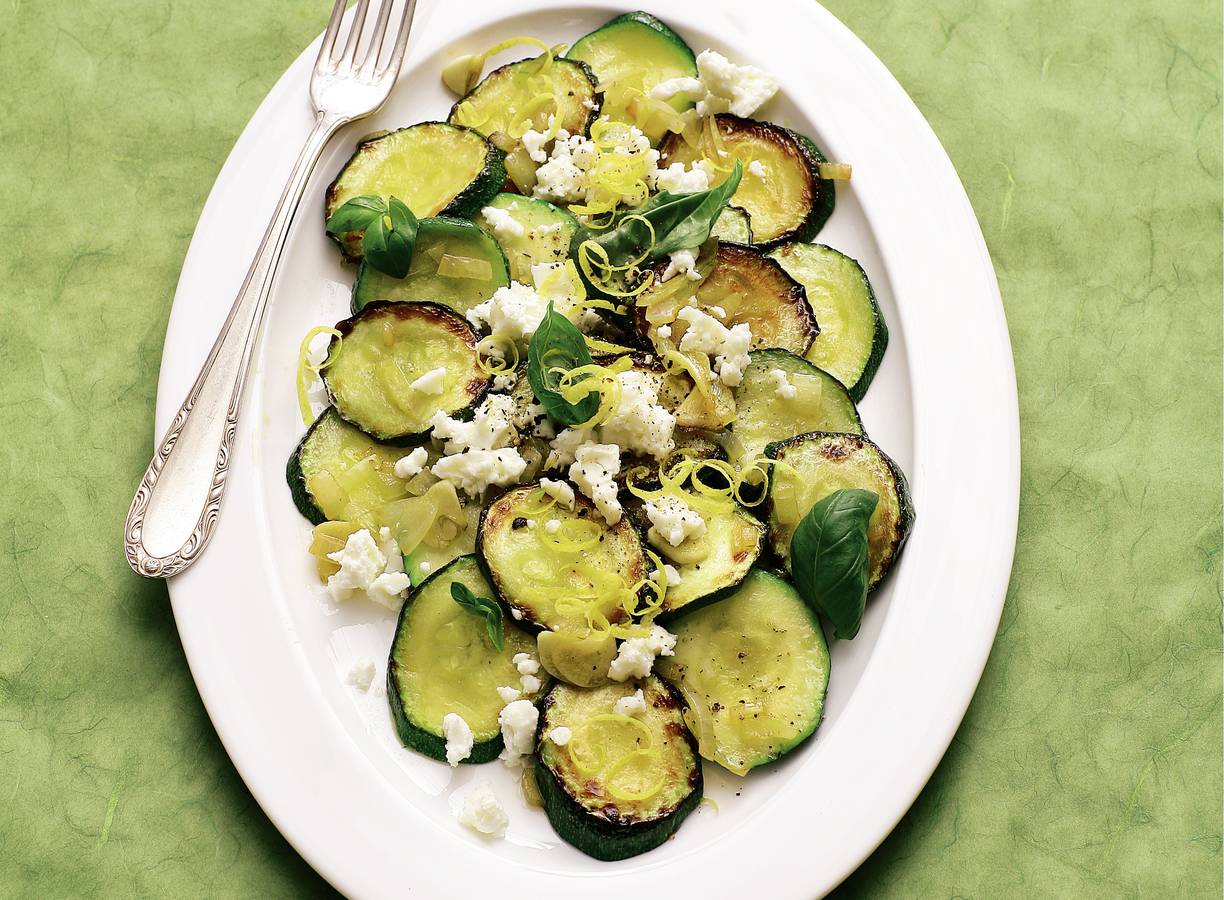 Courgette met witte kaasblokjes