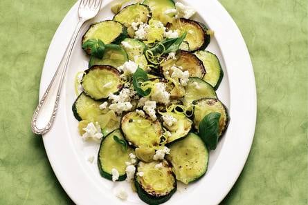 Courgette met witte kaasblokjes
