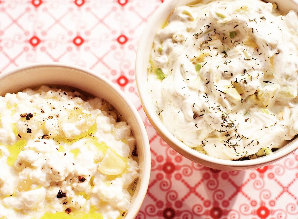 Hüttenkäse met gepofte knoflook