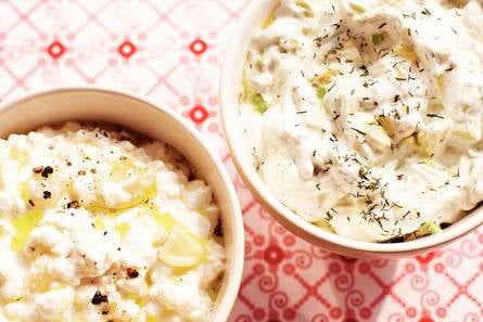 Hüttenkäse met gepofte knoflook