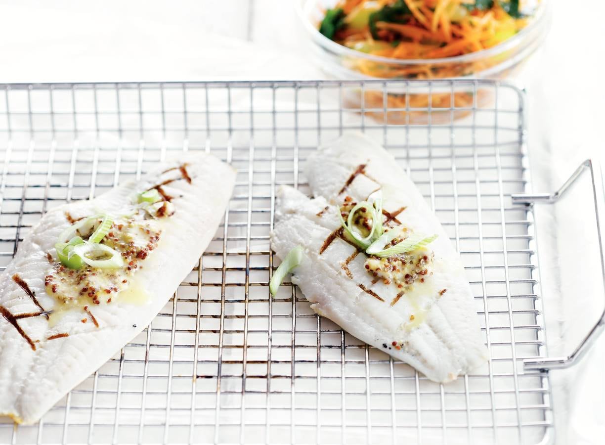 Tong met mosterd en wortelsalade