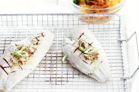 Tong met mosterd en wortelsalade