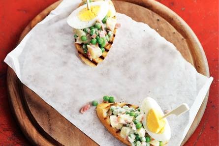 Stokjesbrood Russische salade