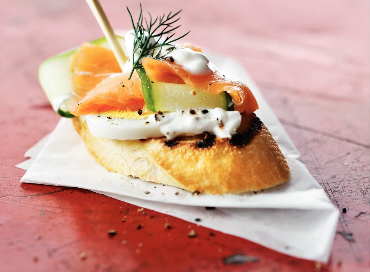 Stokjesbrood gerookte zalm, ei en komkommer